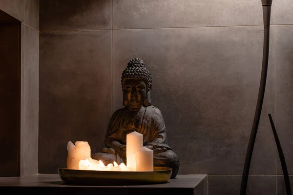 Foto Della Statua Buddha Con Set Candele Accese Zen Concetto — Foto Stock