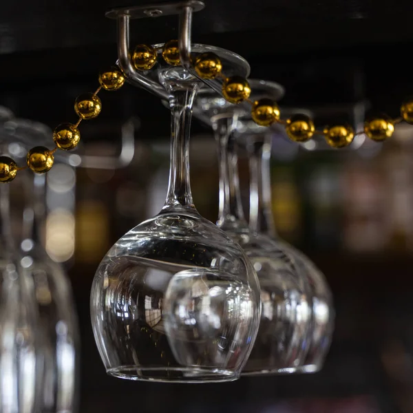 Vins Luxe Verres Champagne Suspendus Sur Comptoir Bar — Photo