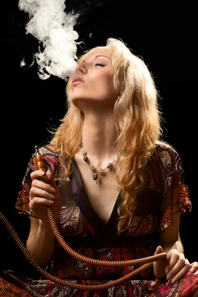 Mujer fumando narguile . — Foto de Stock