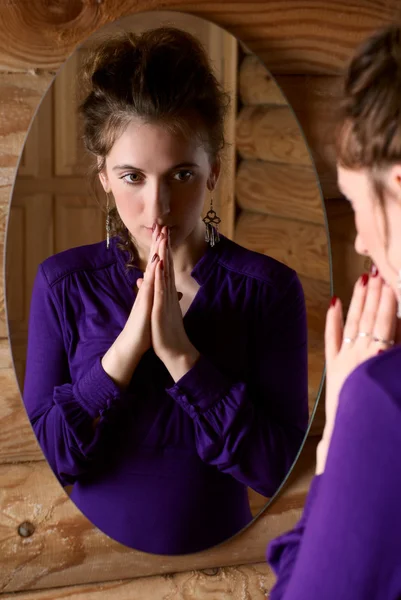 Woman in front of a mirror. — Stock Photo, Image