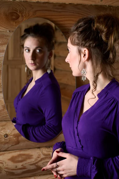 Mujer frente a un espejo. — Foto de Stock