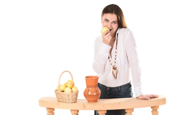 Femme avec cruche et pommes — Photo