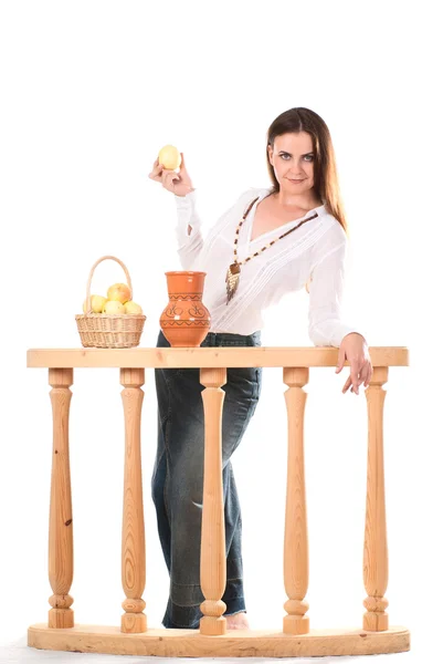 Femme avec cruche et pommes — Photo