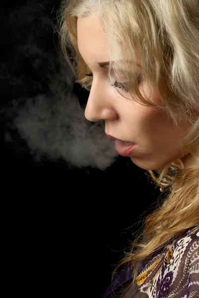 Smoking woman. — Stock Photo, Image