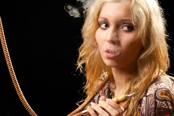 Kobieta palenia fajki. — Zdjęcie stockowe