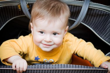 Bir bavul içinde yürümeye başlayan çocuk