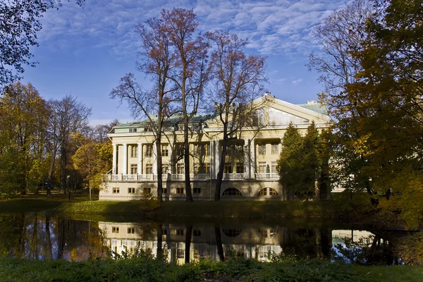 Palace in the autumnal park — Stock Photo, Image