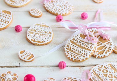 Sepeti gri ahşap arka plan üzerinde renkli Paskalya kurabiyeleri