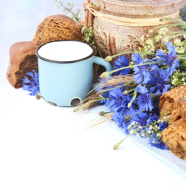 Pão fresco e flores de milho — Fotografia de Stock