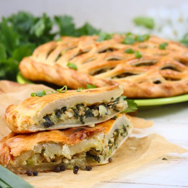 soğan ve yumurta ile ev yapımı pasta