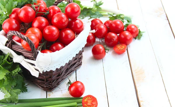 Reh tomates cereja e ervas — Fotografia de Stock