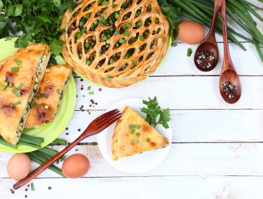 soğan ve yumurta bir ahşap zemin üzerine ev yapımı pasta