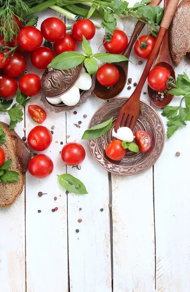 Tomates cereja frescos e mussarela — Fotografia de Stock