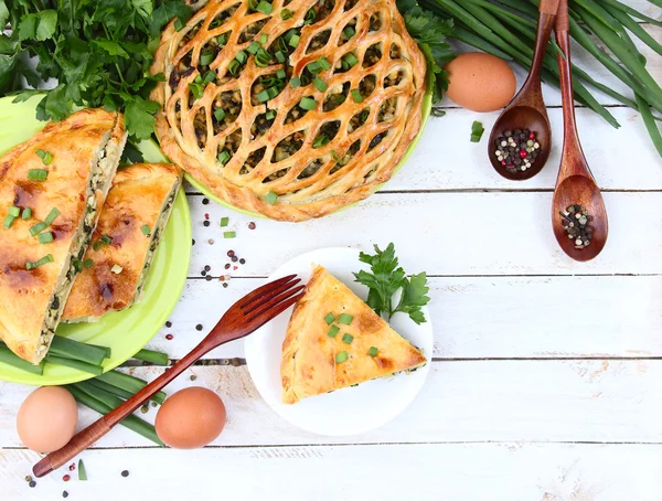 soğan ve yumurta bir ahşap zemin üzerine ev yapımı pasta