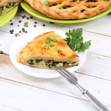 bir dilim pasta soğan ve çatal