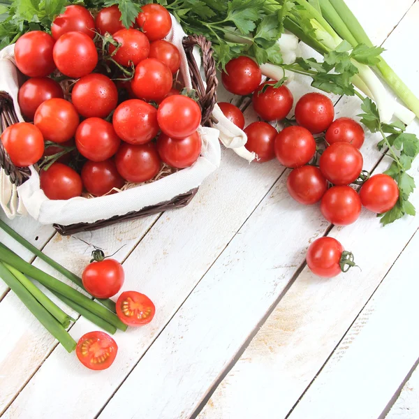 Erbaccia pomodorini ed erbe aromatiche — Foto Stock