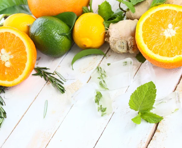 Citroen, limoen en sinaasappel met munt en rozemarijn — Stockfoto