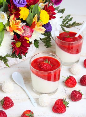 Süt tatlı panna cotta çilek sosu ile