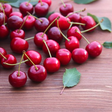  Tahta arka planda kirazlar