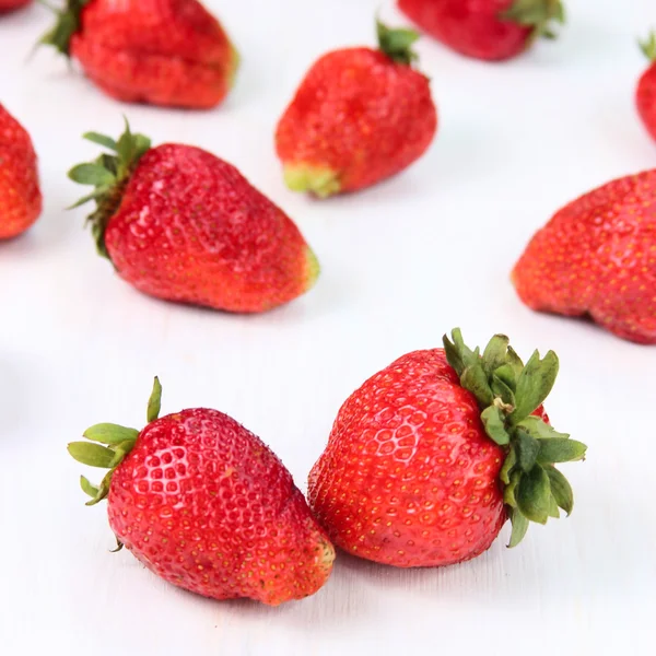 Mogna jordgubbar på en trä bakgrund — Stockfoto