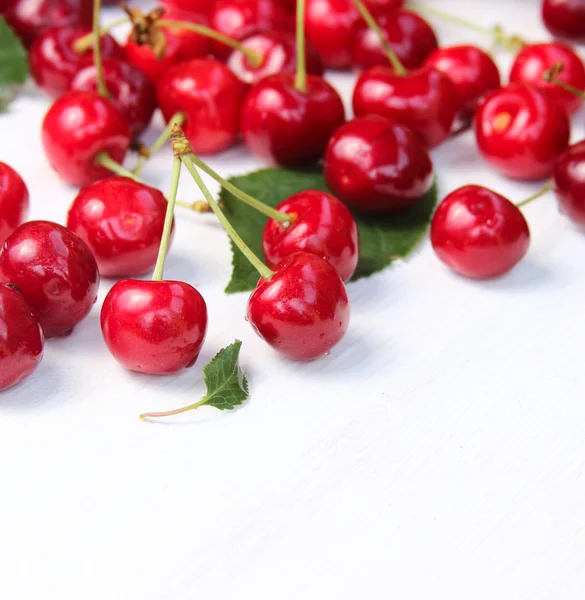 Ripe cherries on a wooden background — Stock Photo, Image