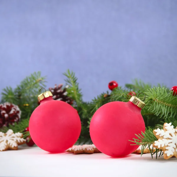 Boże Narodzenie tło z czerwoną piłkę Bożego Narodzenia — Zdjęcie stockowe