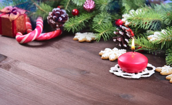 Noel arkaplanı bir mumla — Stok fotoğraf