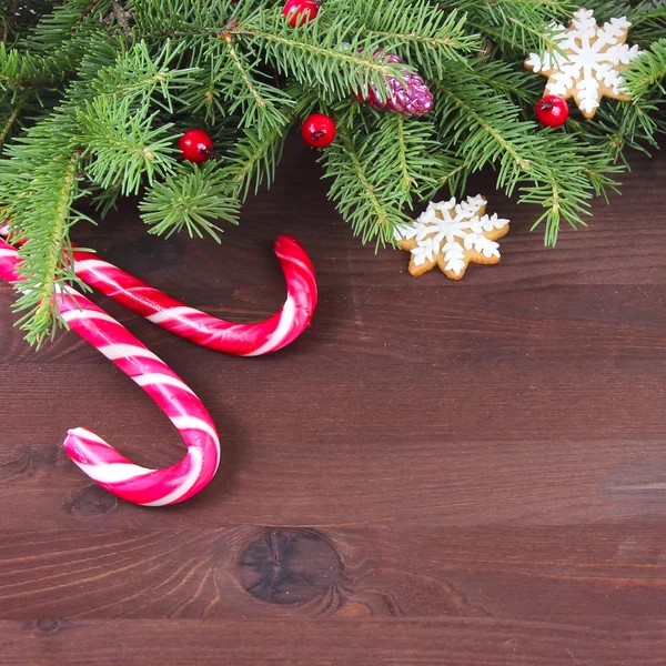 Рождественский фон с рождественскими подарками, игрушками, ветками елки — стоковое фото
