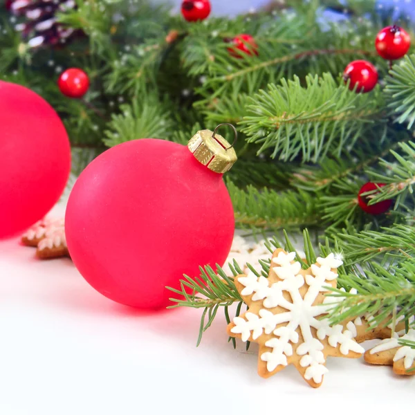 Kerstmis achtergrond met rode Kerstmis bal — Stockfoto