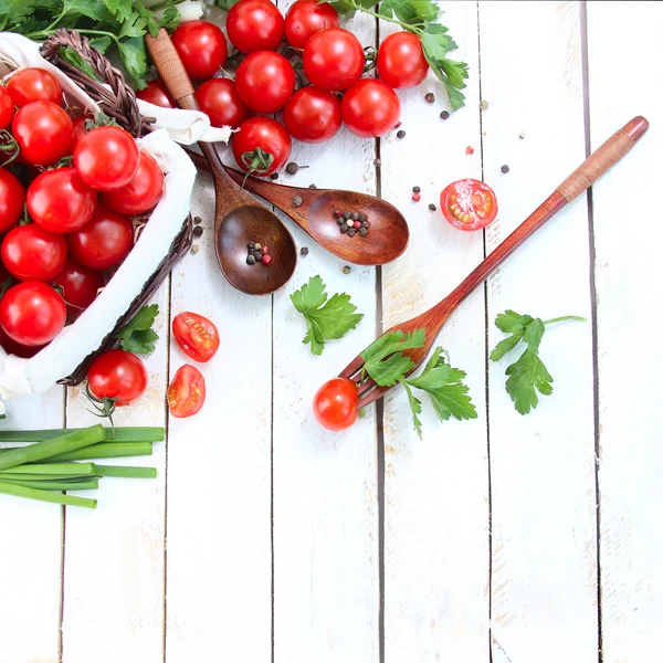 Tomates y hierbas de cereza — Foto de Stock