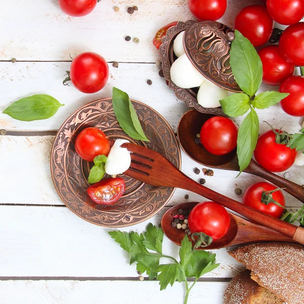 Färska körsbärstomater och mozzarella — Stockfoto