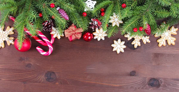 Рождественский фон с подарком на деревянном фоне — стоковое фото