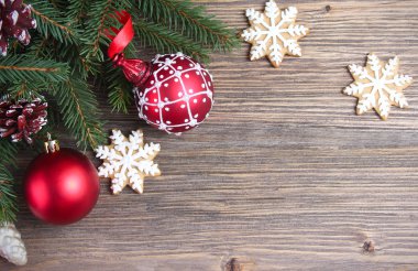 Noel arka plan kırmızı topları ile gingerbread ile