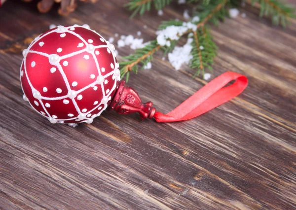 Fond de Noël avec boule rouge — Photo