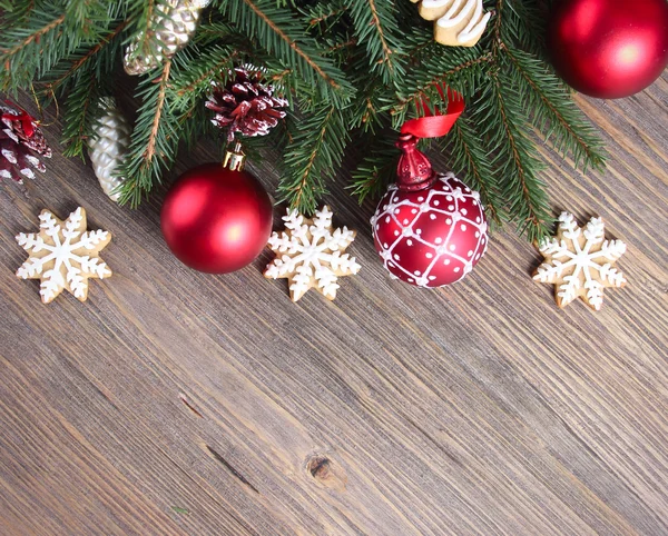 Рождественский фон с красными шариками с пряниками — стоковое фото