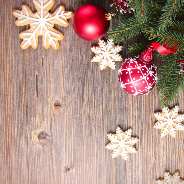 Vánoční pozadí s červenými kuličkami s perníkem — Stock fotografie