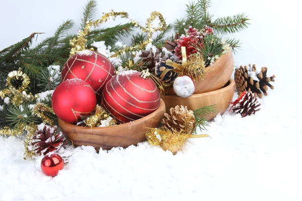 Bordo natalizio con bagattella rossa, regalo d'oro e neve — Foto Stock