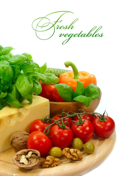 Hintergrund mit frischem Gemüse und Käse — Stockfoto