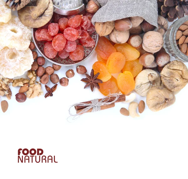 Ceviz ve kurutulmuş meyve.