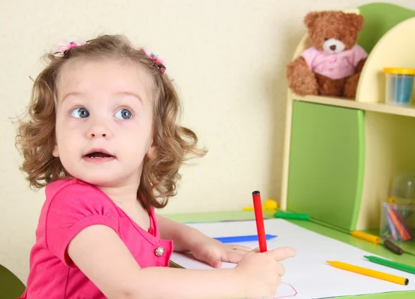 Little girl draws — Stock Photo, Image