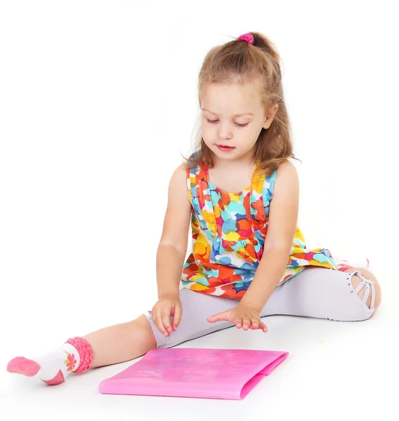 Pretty girl reading a book — Stock Photo, Image