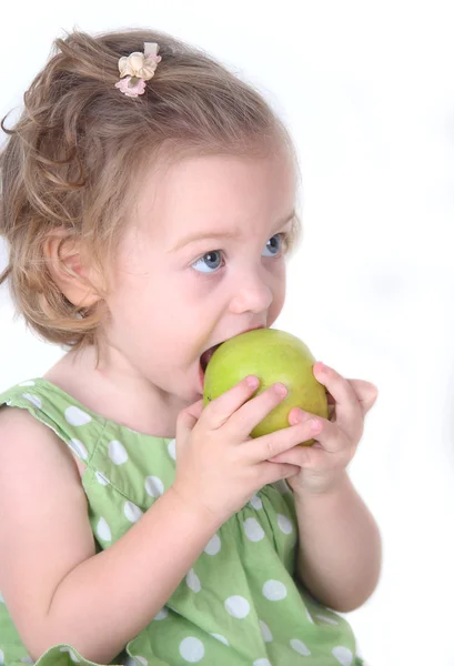 Niño comiendo una manzana verde —  Fotos de Stock