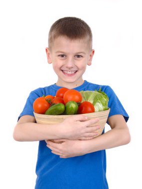 Çocuk tutarak taze sebze