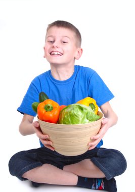 Çocuk tutarak taze sebze