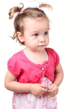 Beyaz reklam panosu arkasından mutlu küçük kız gözatma out