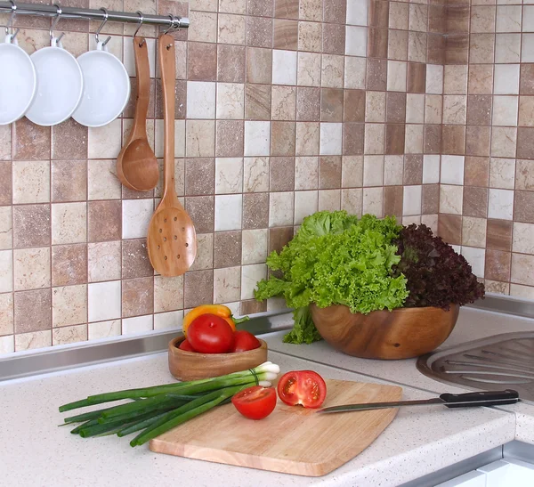 rahat aydınlatma ve tezgah üstü üzerinde gıda maddeleri ile modern bir mutfak