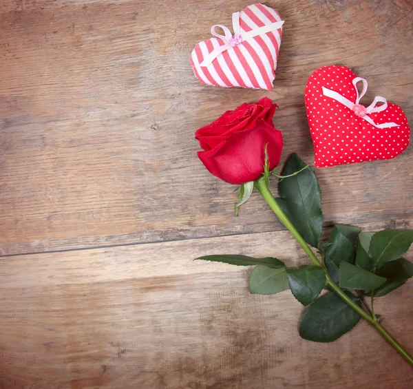 Rosa roja y corazón — Foto de Stock