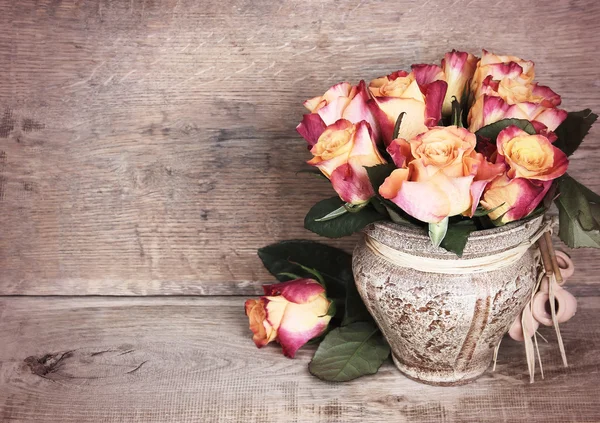 Rosas em um fundo de madeira — Fotografia de Stock