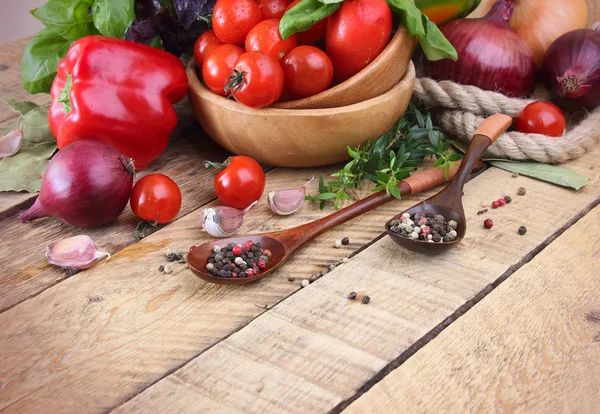 Tomates, pimentos, legumes frescos e especiarias nas colheres — Fotografia de Stock