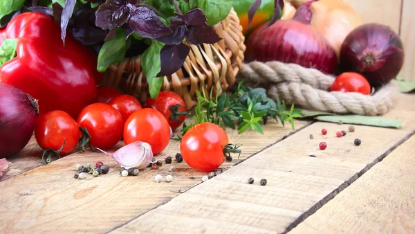 Tomates, pimenta e legumes frescos — Fotografia de Stock